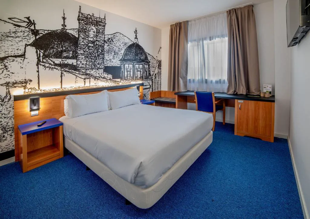 Habitación con balcón y cama doble