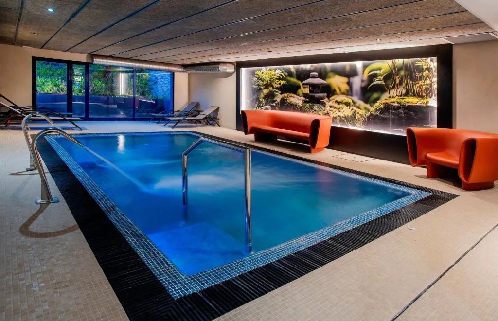 Piscina cubierta con tumbonas