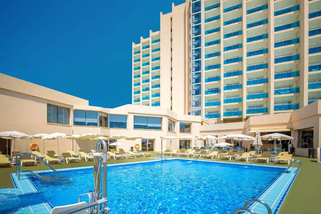Piscina exterior junto a la playa