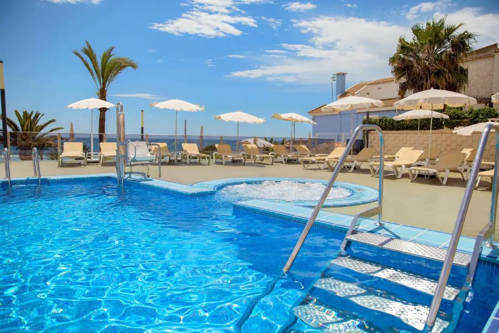 Piscina con jacuzzi exterior