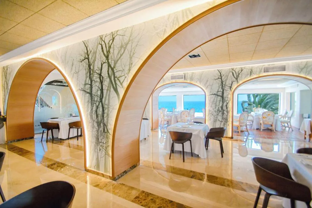 Piscina cubierta con cristaleras