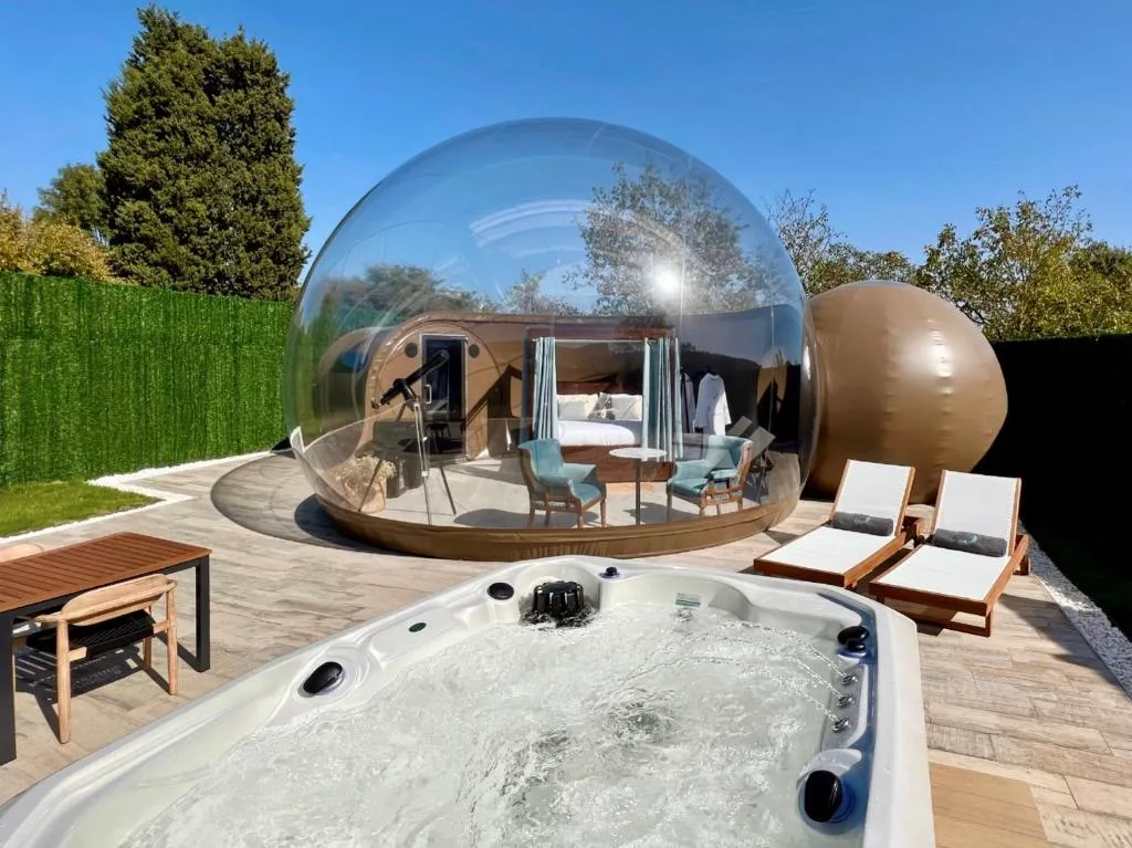 Burbuja transparente con jacuzzi exterior en la terraza