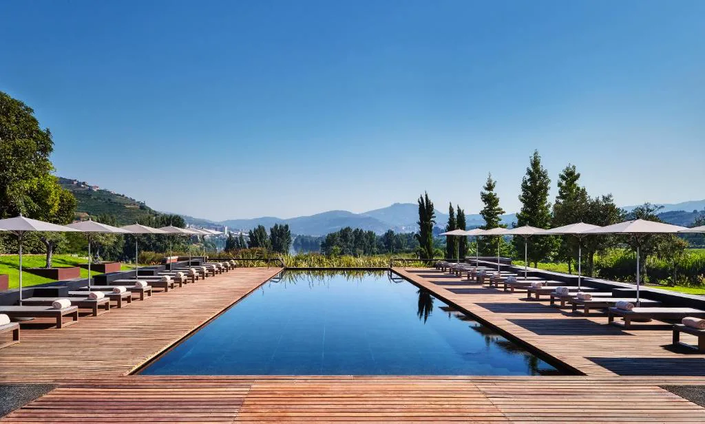 Piscina infinita de efecto espejo con vistas al valle del Duero, Six Senses Douro Valley