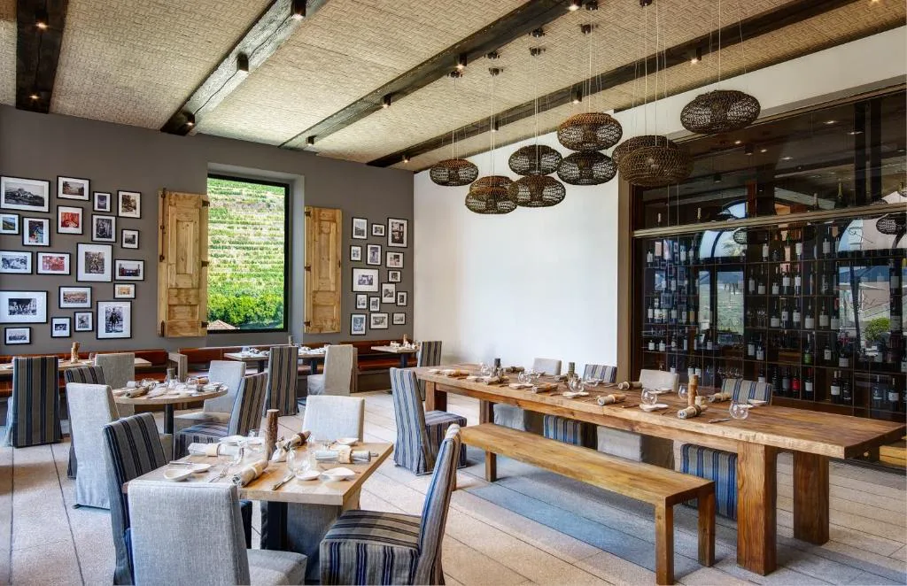 Restaurante Vale Abraão con la Wine Library de fondo, Six Senses Douro Valley