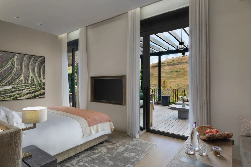 Habitación con terraza privada abierta a las terrazas de viñedo del Duero, Six Senses Douro Valley