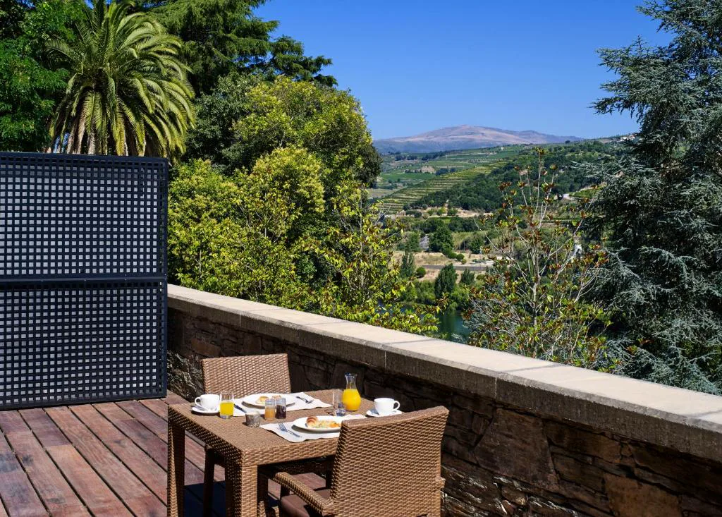 Desayuno en la terraza con vistas al río Duero y a los viñedos, Six Senses Douro Valley