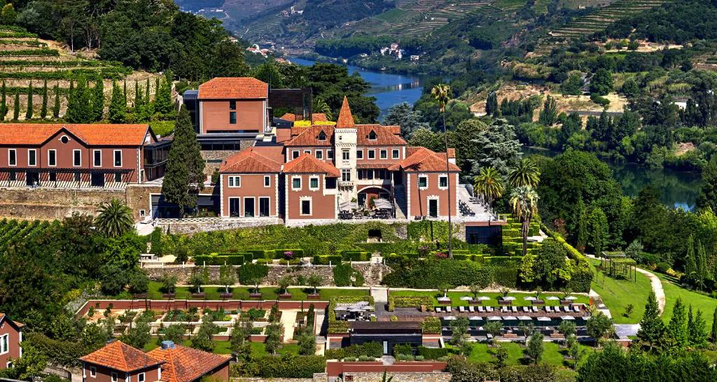 Vista aérea de la casa solariega de Six Senses Douro Valley sobre el río Duero, entre viñedos en terrazas