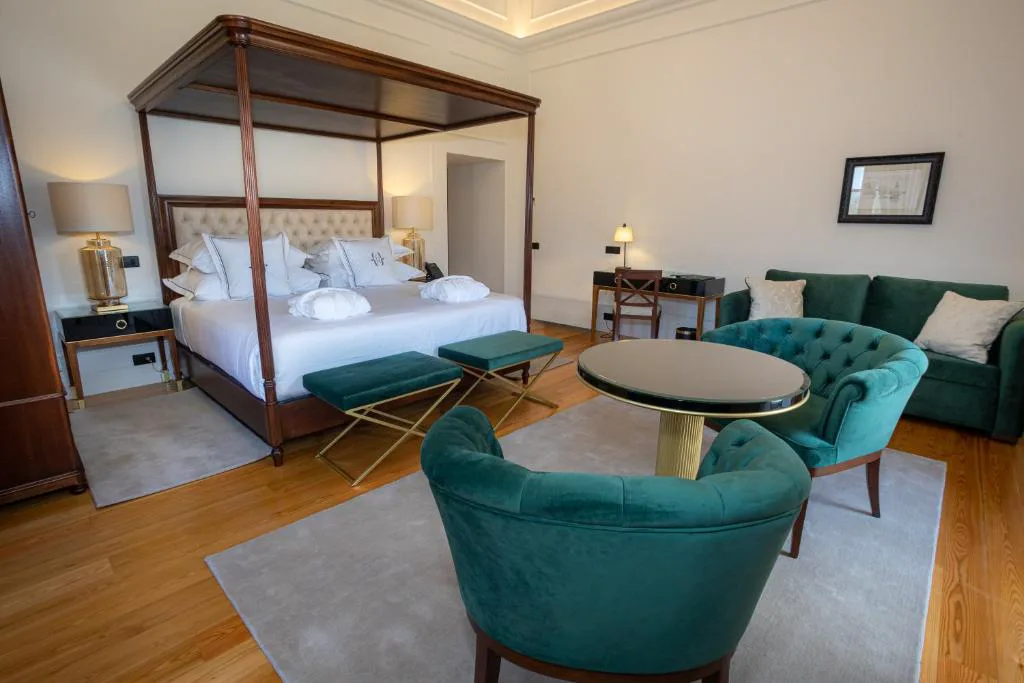 Suite con cama con dosel y sillones verdes de terciopelo, Solar do Requeijo