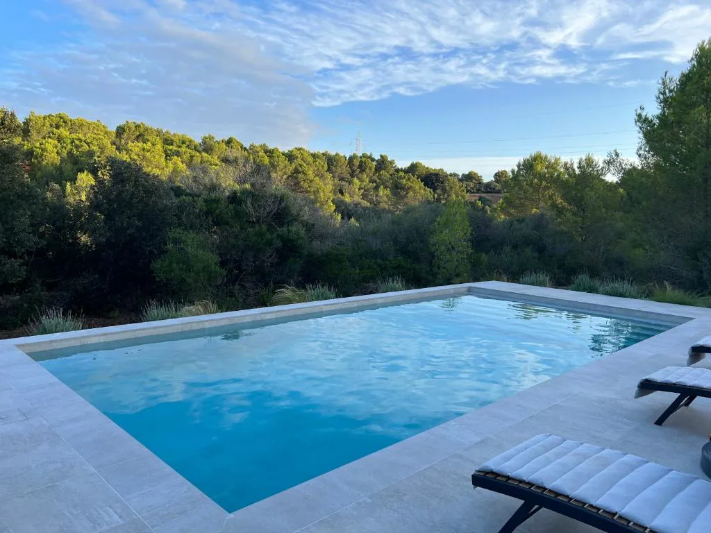 Piscina exterior con vistas al campo de pinos de Menorca, S'Olivera