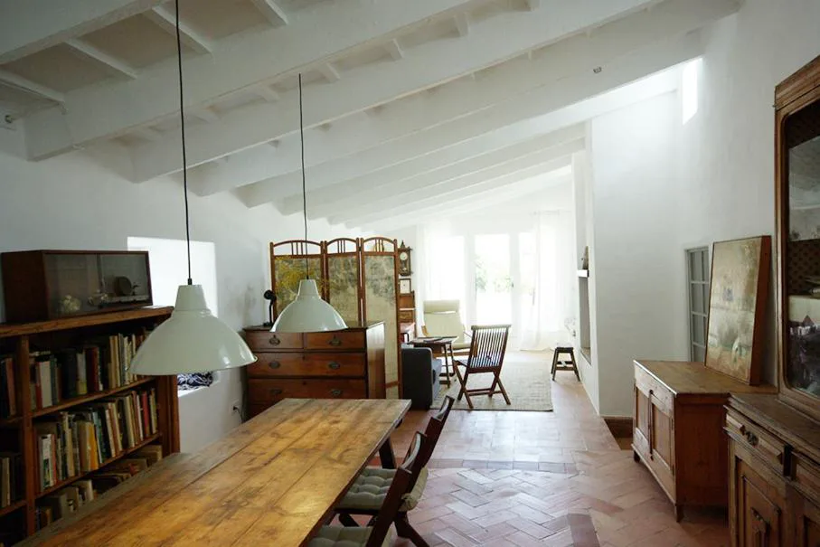 Salón con muebles de época y puertas acristaladas al jardín, S'Olivera