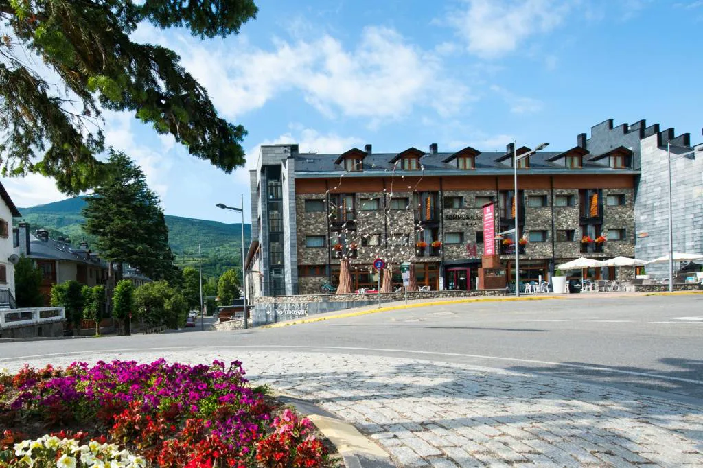 Fachada del hotel con flores