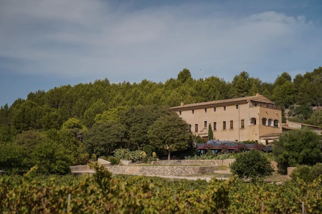 Fachada del antiguo monasterio agustino entre viñedos, Son Brull Hotel & Spa