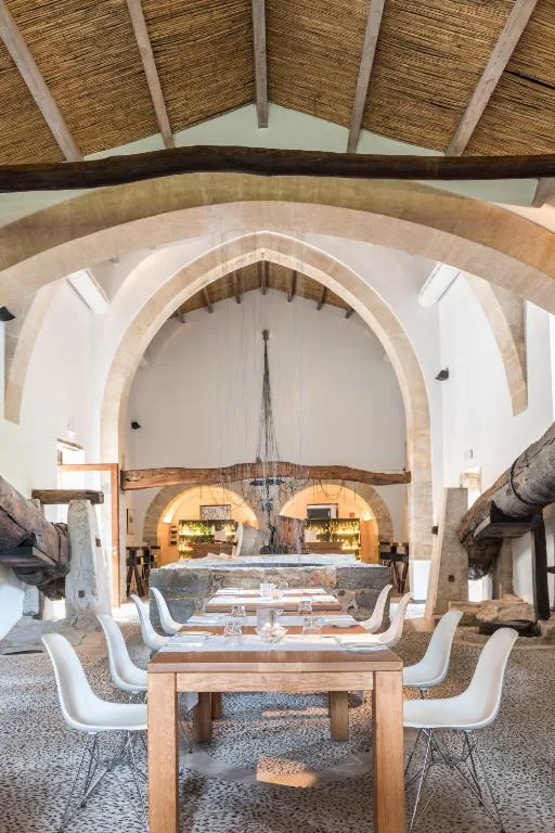 Restaurante bajo arcos de piedra de la antigua almazara, Son Brull Hotel & Spa
