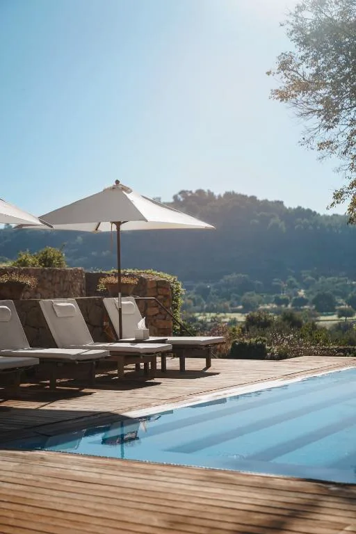 Piscina con tumbonas y sombrillas junto a la Serra de Tramuntana, Son Brull Hotel & Spa