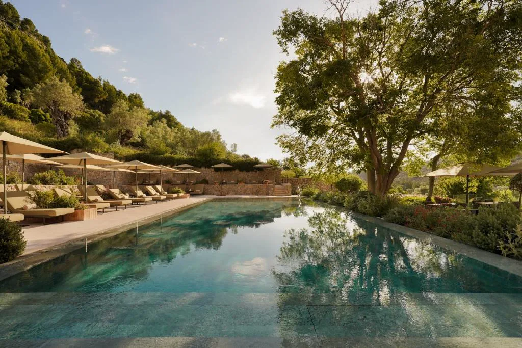 Piscina rodeada de olivos centenarios en Son Brull Hotel & Spa, en Pollença, Mallorca
