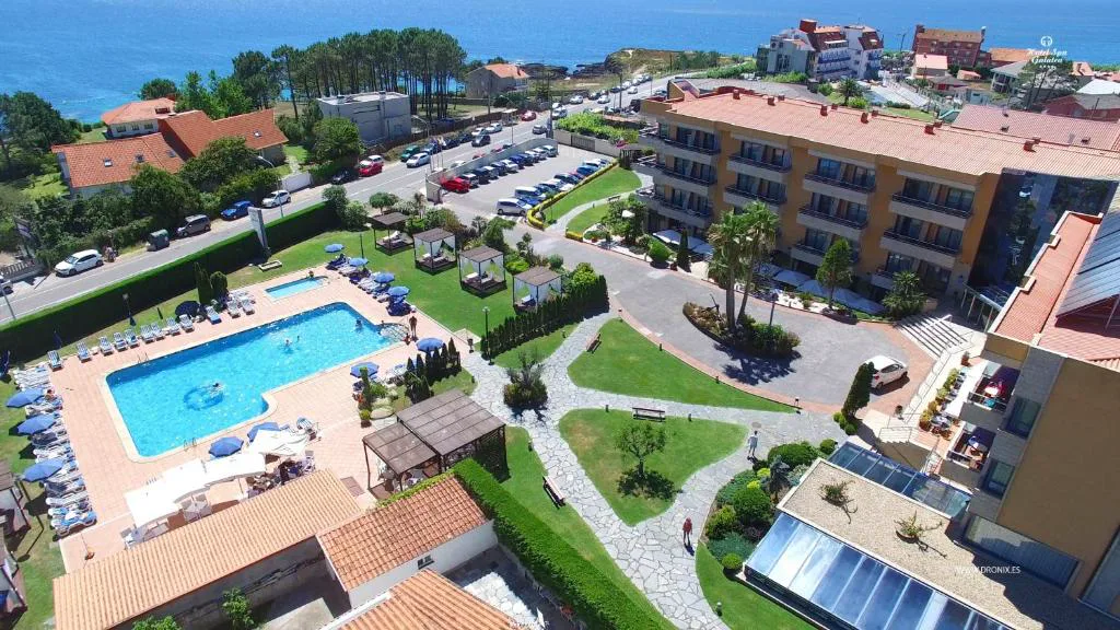 Vista aérea del Hotel Spa Galatea con la piscina exterior y el mar de fondo, Sanxenxo