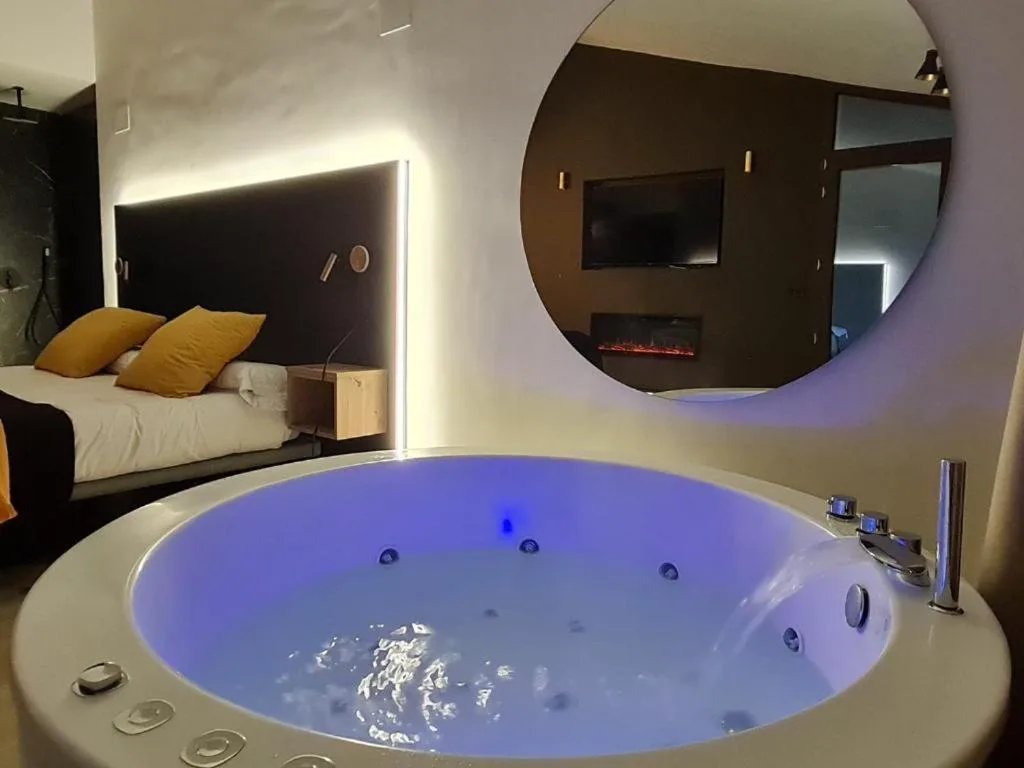 Jacuzzi redondo con luz azul en una habitación