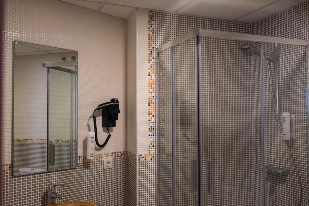 Baño con ducha de mampara y mosaico de colores, Spa Suites Odeón