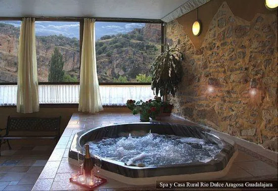 Jacuzzi octogonal con ventanal sobre el barranco