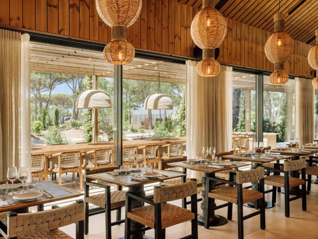 Restaurante de Sublime Comporta con lámparas de fibra natural y vistas al pinar