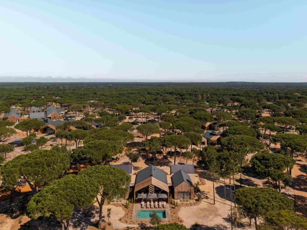 Vista aérea de las villas de Sublime Comporta rodeadas de pinar