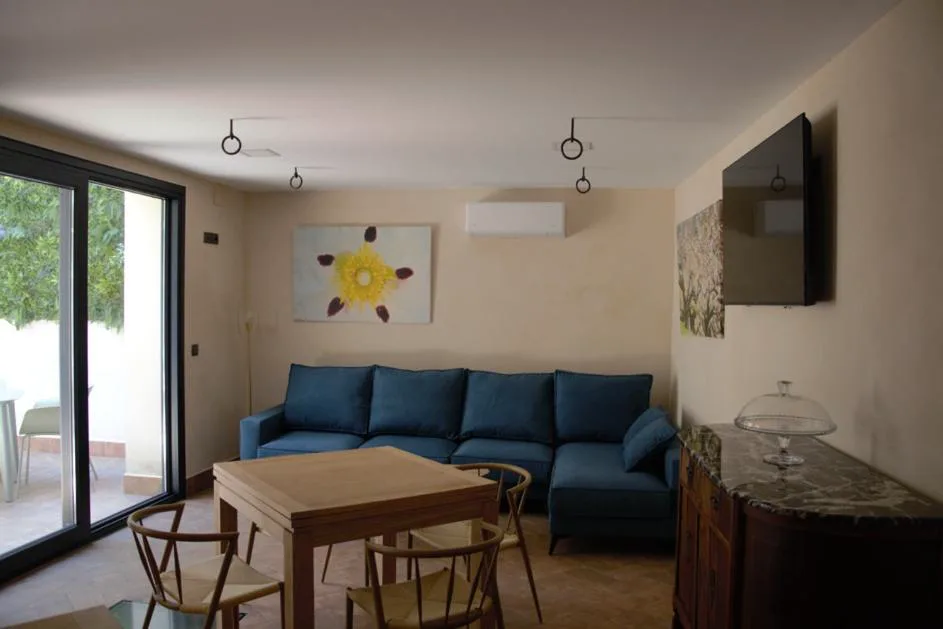 Salón con sofá azul y mesa de madera