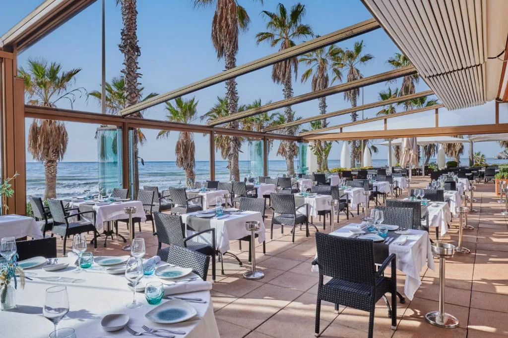Terraza del restaurante frente al mar