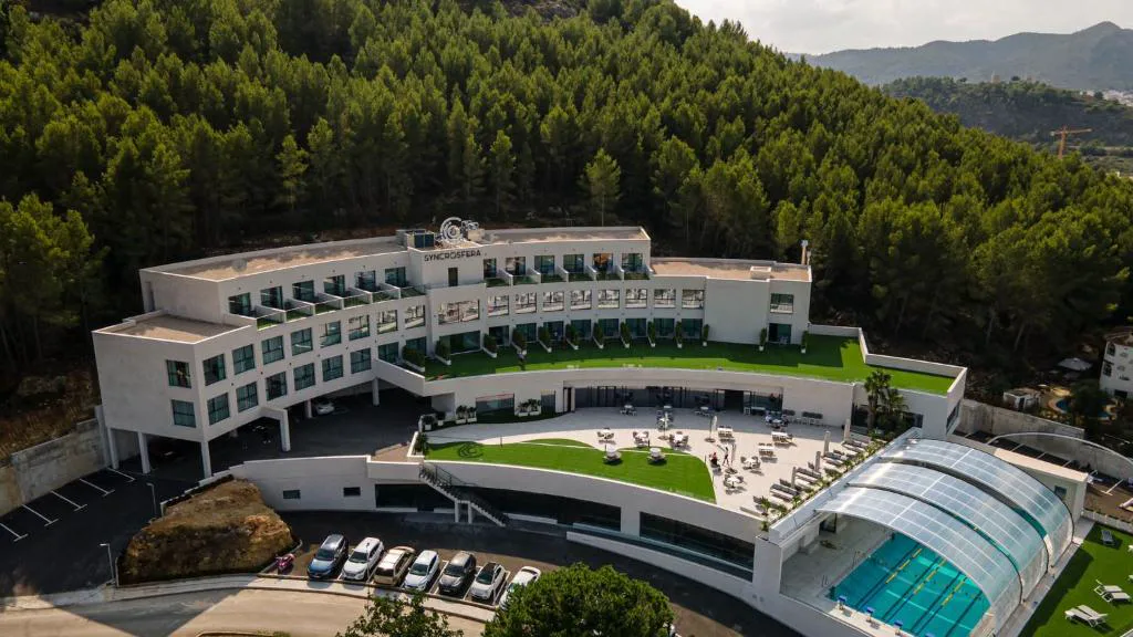 Vista aérea del hotel entre pinos en Pedreguer