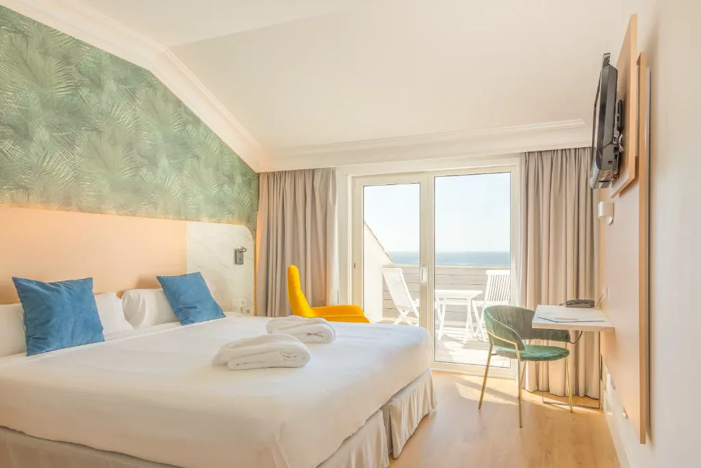 Habitación con balcón y vistas al océano Atlántico, sillón amarillo, Talaso Atlántico