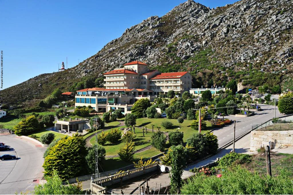 Vista aérea del hotel entre el monte de Cabo Silleiro y el faro, Talaso Atlántico