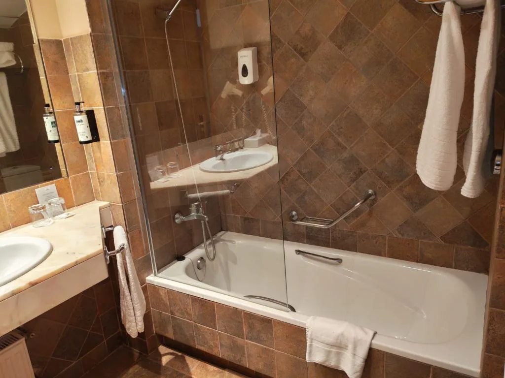 Baño con bañera y toallas