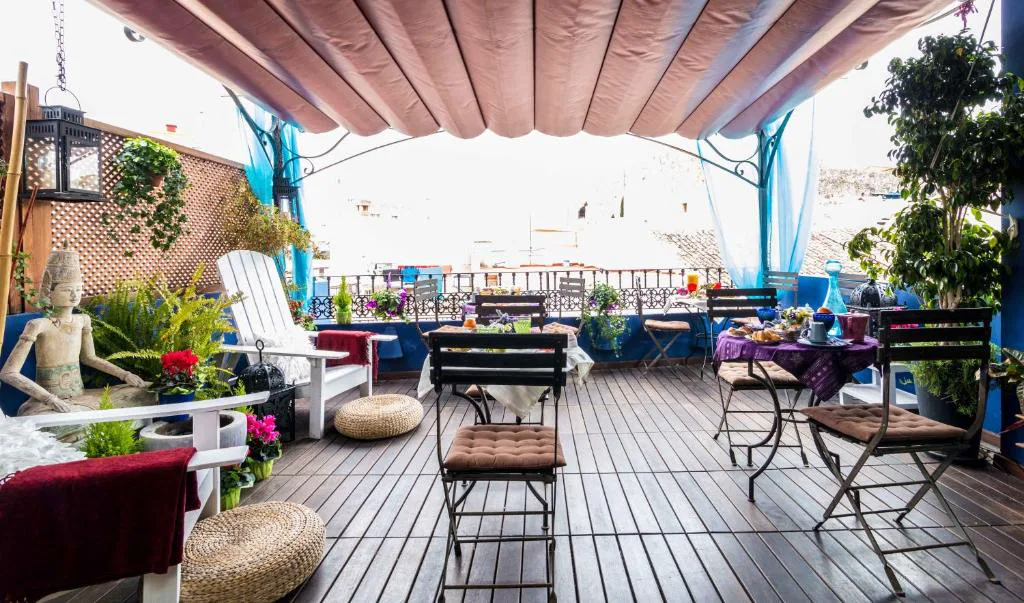 Terraza con sillones y decoración
