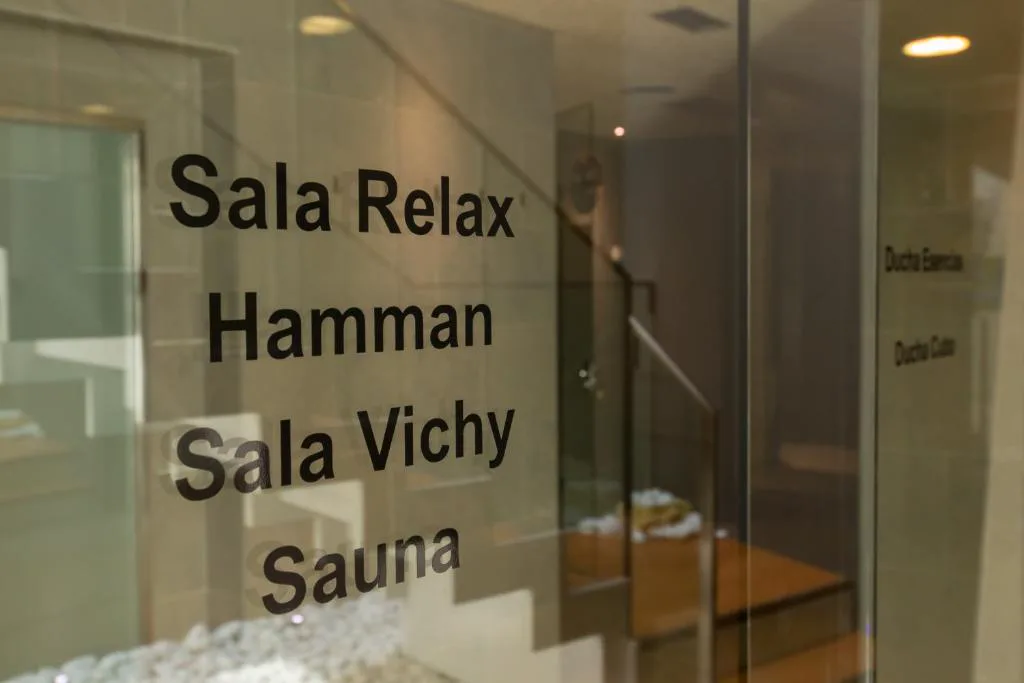 Puerta de cristal de acceso a Sala Relax, Hamman, Sala Vichy y Sauna del circuito termal, Hotel Thalasso Cantabrico Las Sirenas