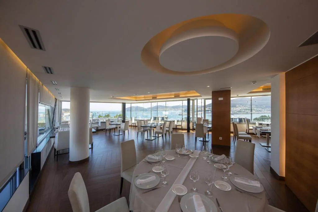 Restaurante panorámico con vistas a la ría de Viveiro, Hotel Thalasso Cantabrico Las Sirenas