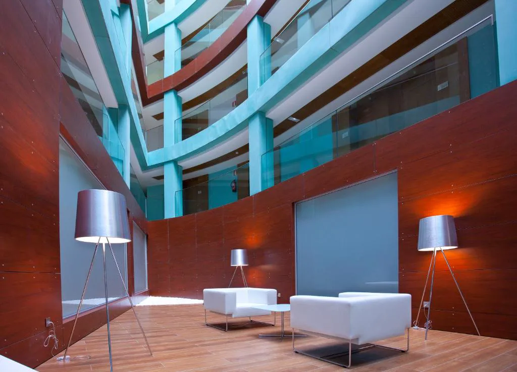 Atrio interior de diseño contemporáneo con zona de estar, Hotel Thalasso Cantabrico Las Sirenas
