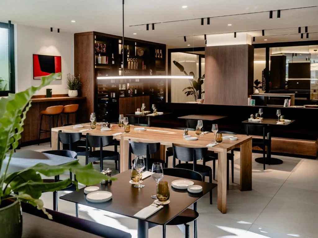 Restaurante con cocina abierta y decoración cuidada