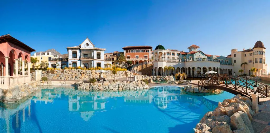 Piscina infinita con vistas a la costa