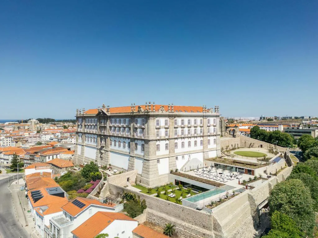 Vista aérea del monasterio con la piscina exterior y el jardín interior, The Lince Santa Clara