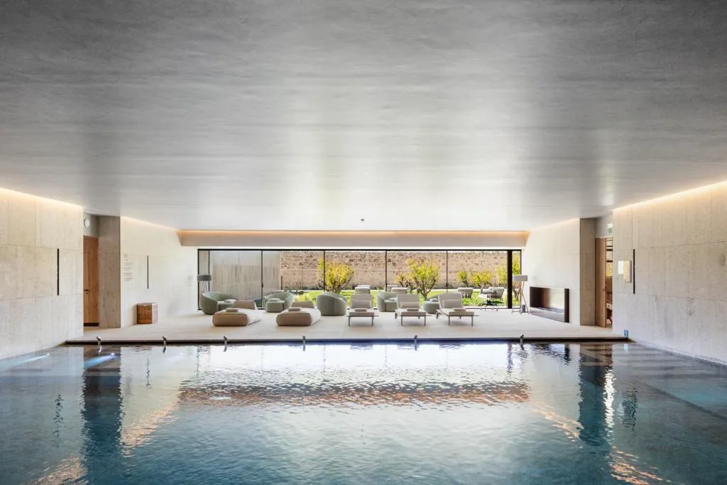 Piscina interior del spa con vistas al jardín del claustro, The Lince Santa Clara