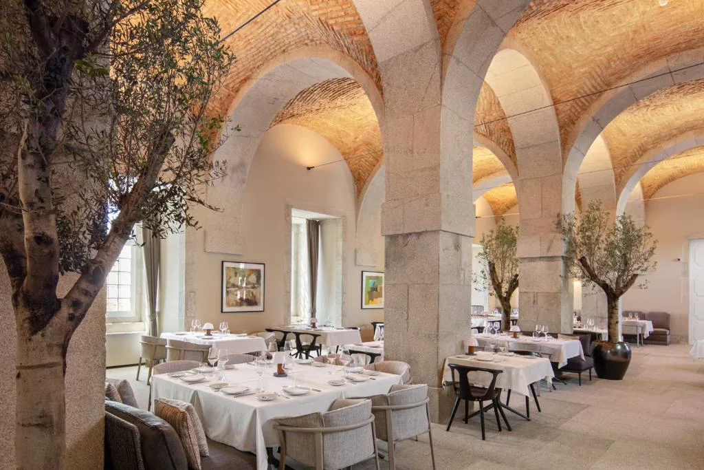 Restaurante bajo las bóvedas de ladrillo originales del antiguo monasterio, The Lince Santa Clara