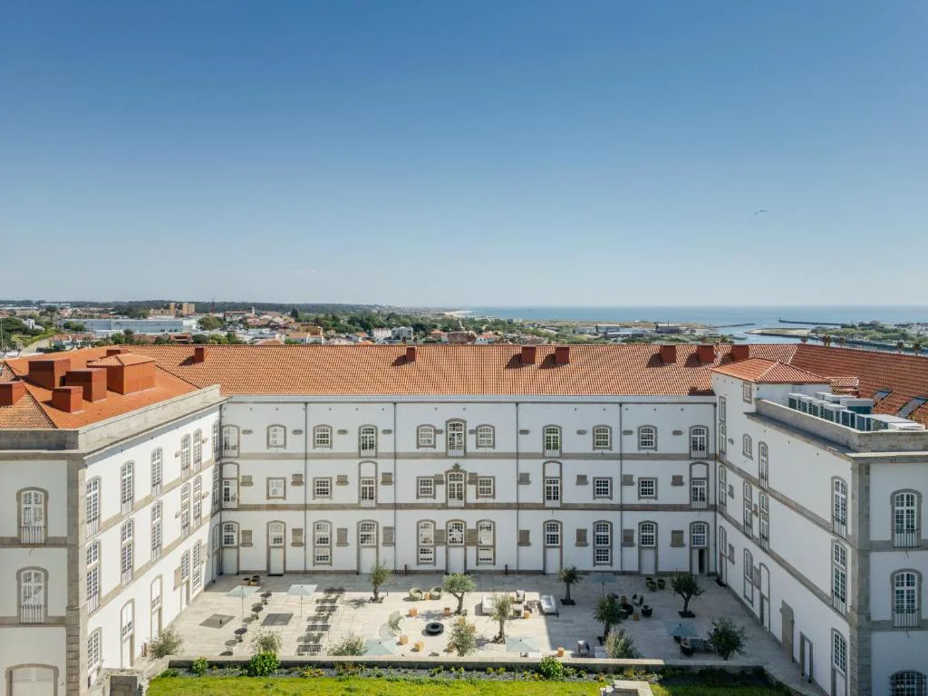 Vista aérea del antiguo Mosteiro de Santa Clara, hoy The Lince Santa Clara, con el mar al fondo en Vila do Conde