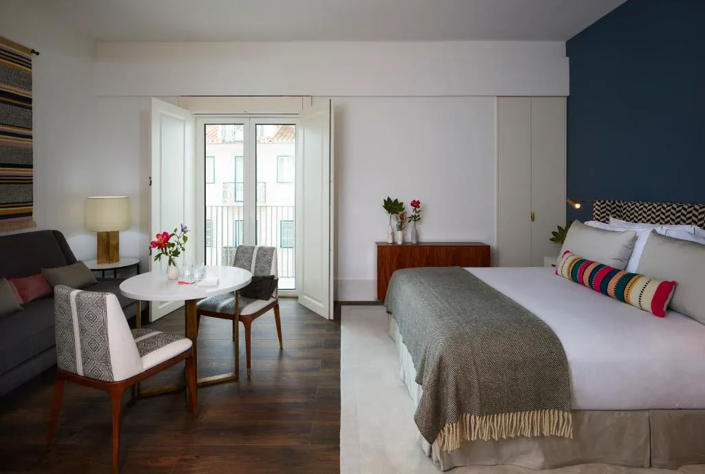 Suite de The Lumiares con balcón, sofá y decoración de inspiración lisboeta