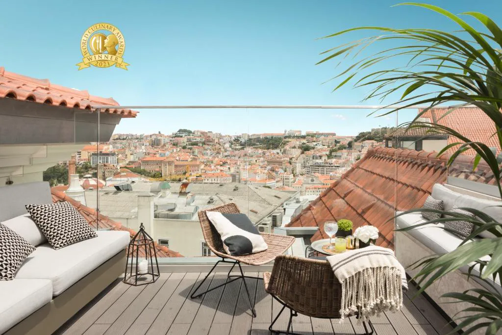 Azotea de The Lumiares Hotel & Spa con vistas panorámicas sobre los tejados del Bairro Alto de Lisboa