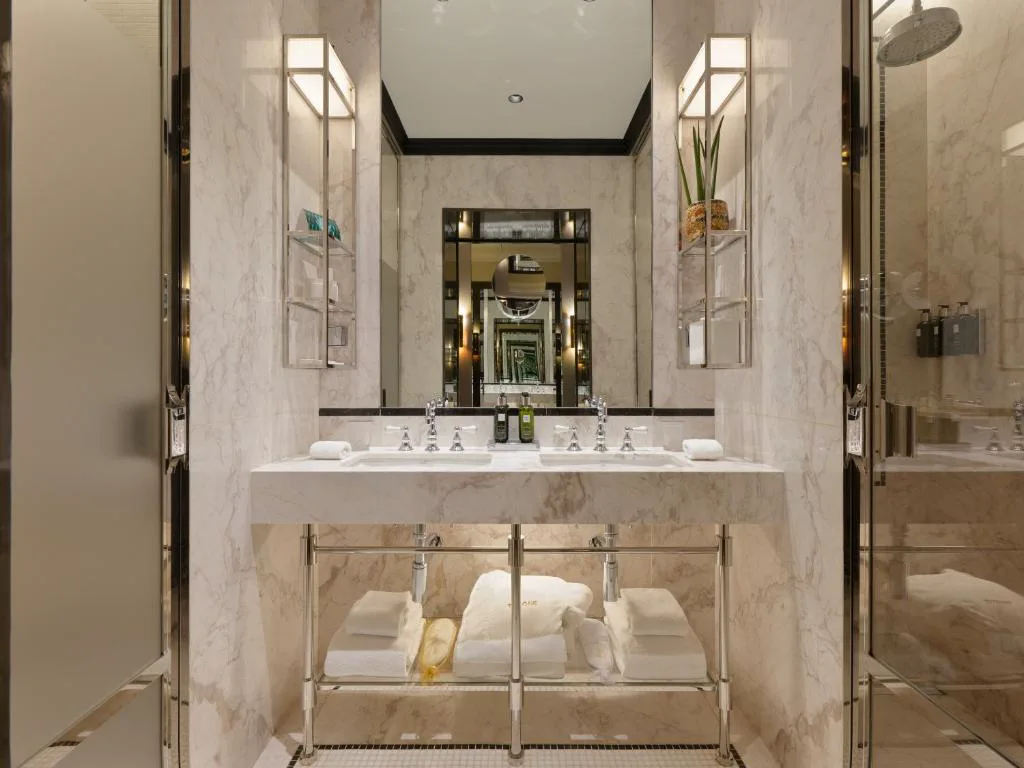 Baño de mármol con doble lavabo y ducha de efecto lluvia, The One Monumental Palace