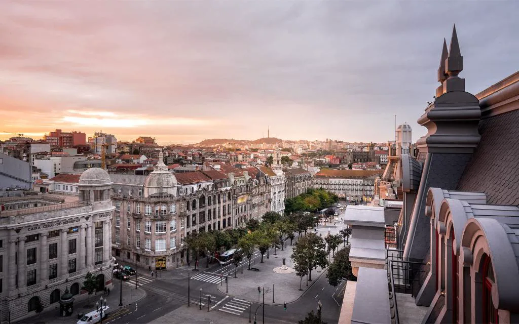 Vista del atardecer sobre la Avenida dos Aliados desde la azotea de The One Monumental Palace, Oporto