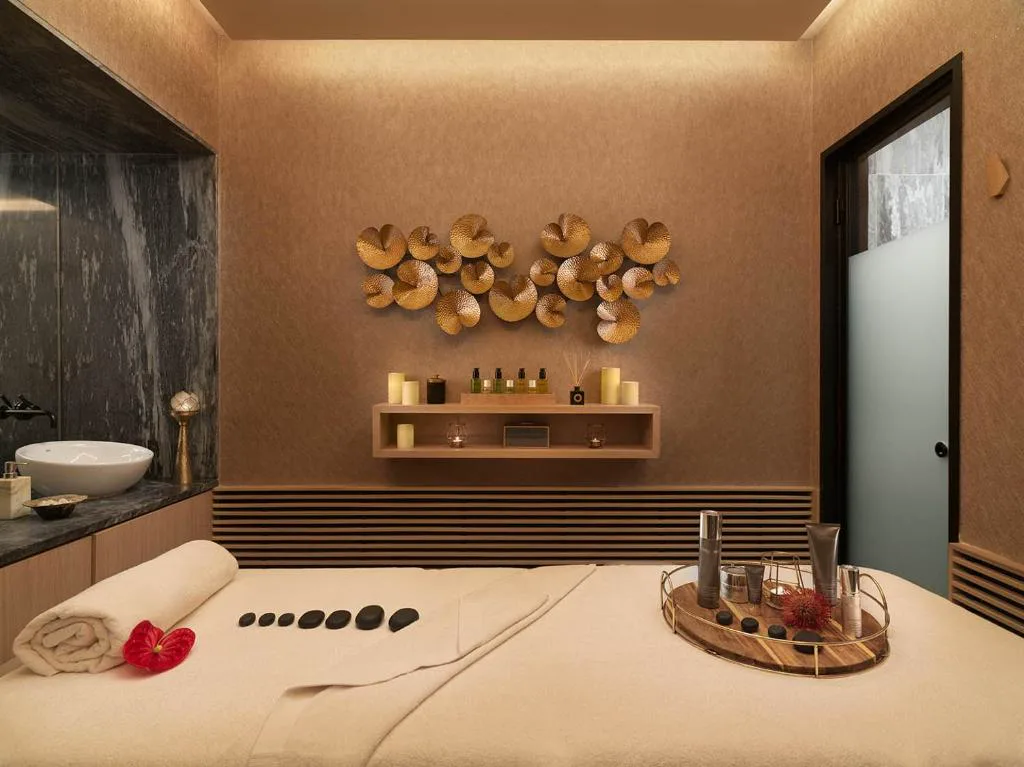 Sala de tratamientos del spa con piedras calientes y productos de bienestar
