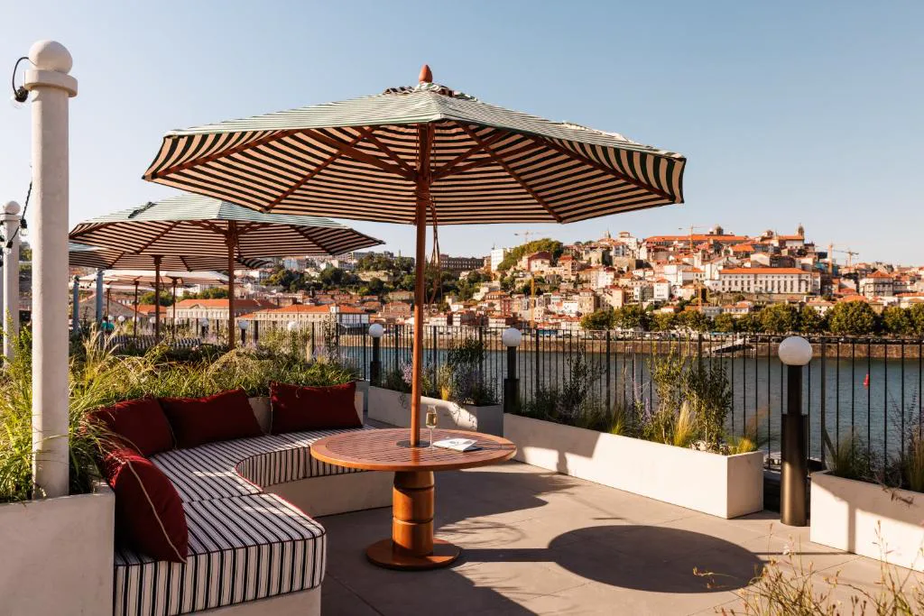 Terraza en la azotea de The Rebello con sofás y vistas al perfil de Oporto