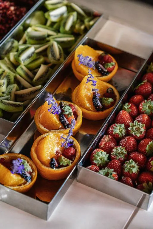 Mesa de desayuno con fresas y tartaletas de cítricos, The Rebello
