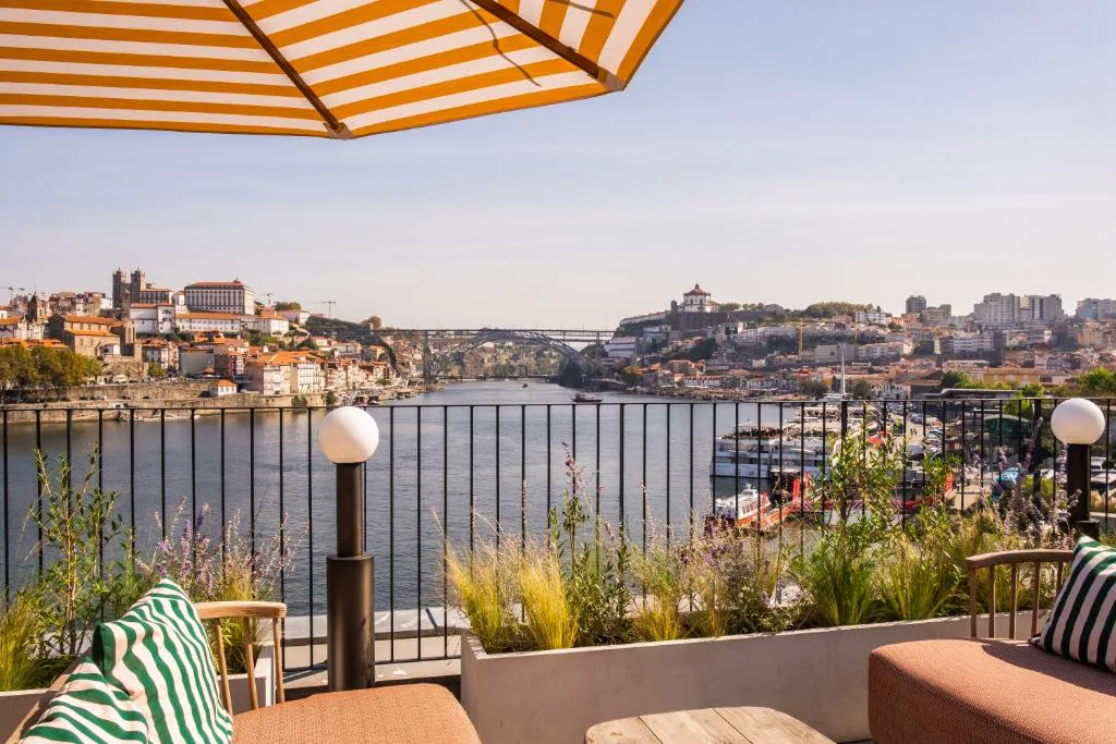 Terraza de The Rebello Hotel & Spa con vistas al río Duero, al Puente Dom Luís I y a la Ribeira de Oporto