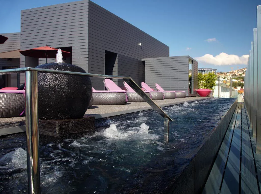Terraza con jacuzzi en la azotea de The Vine Hotel, Funchal